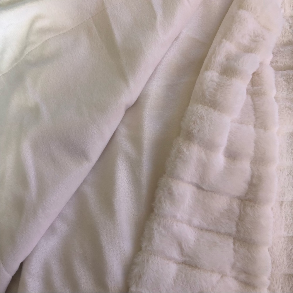 🌿 RACHEL ZOE 🌿 white faux fur blanket throw rug 50” x 60” BNWT - Picture 4 of 8